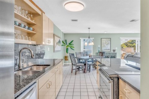 Condo in Marathon, Florida, 2 bedrooms  № 2026230 - photo 10