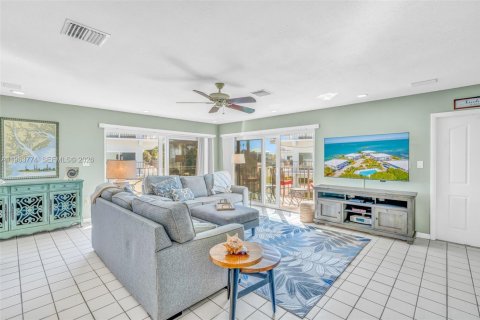 Condo in Marathon, Florida, 2 bedrooms  № 2026230 - photo 5