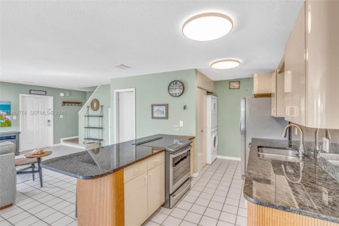 Condo in Marathon, Florida, 2 bedrooms  № 2026230 - photo 9