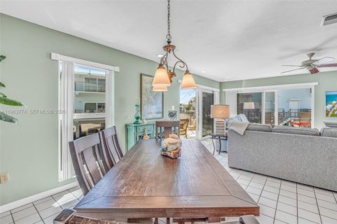 Condo in Marathon, Florida, 2 bedrooms  № 2026230 - photo 13