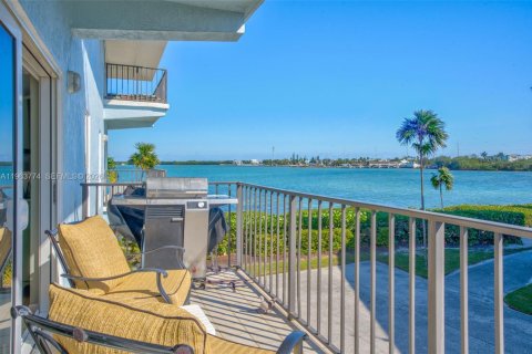 Condo in Marathon, Florida, 2 bedrooms  № 2026230 - photo 28