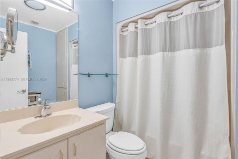 Condo in Marathon, Florida, 2 bedrooms  № 2026230 - photo 25