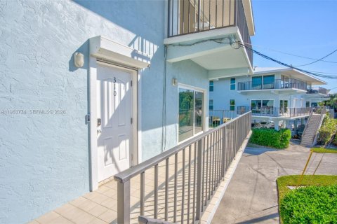 Condo in Marathon, Florida, 2 bedrooms  № 2026230 - photo 26