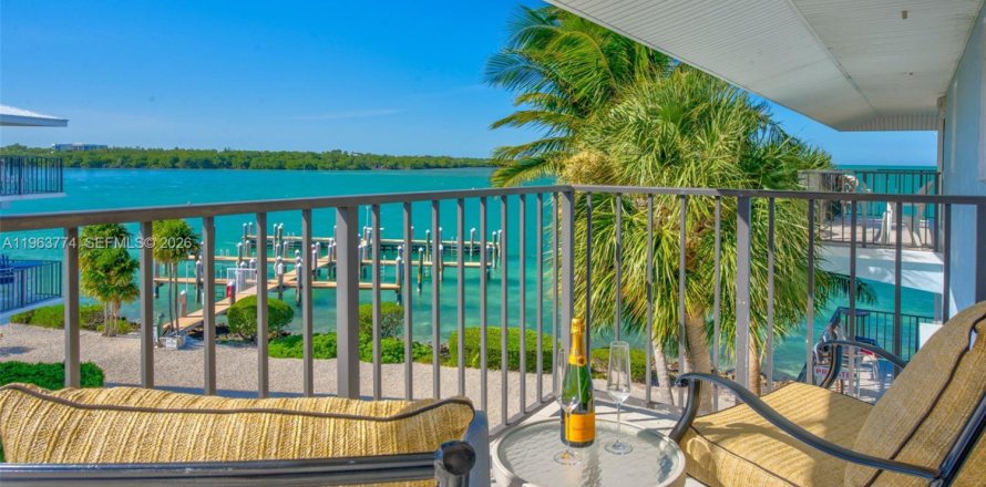 Condo in Marathon, Florida, 2 bedrooms  № 2026230