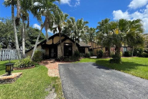 House in Sunrise, Florida 3 bedrooms, 158.58 sq.m. № 1850626 - photo 1