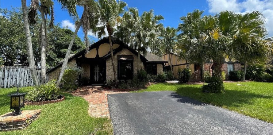 House in Sunrise, Florida 3 bedrooms, 158.58 sq.m. № 1850626