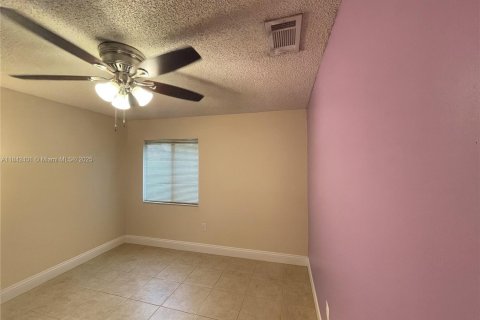 House in Sunrise, Florida 3 bedrooms, 158.58 sq.m. № 1850626 - photo 17