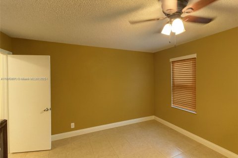 House in Sunrise, Florida 3 bedrooms, 158.58 sq.m. № 1850626 - photo 11