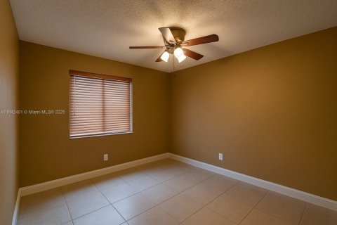 House in Sunrise, Florida 3 bedrooms, 158.58 sq.m. № 1850626 - photo 10