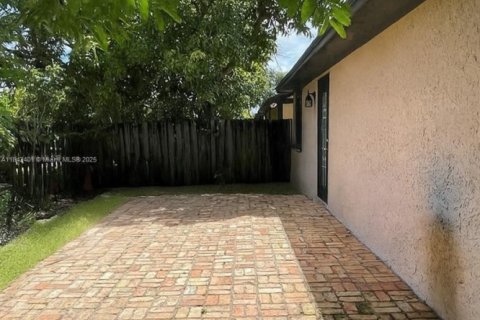 House in Sunrise, Florida 3 bedrooms, 158.58 sq.m. № 1850626 - photo 27