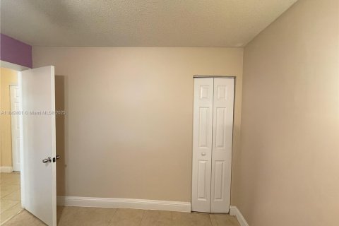 House in Sunrise, Florida 3 bedrooms, 158.58 sq.m. № 1850626 - photo 18