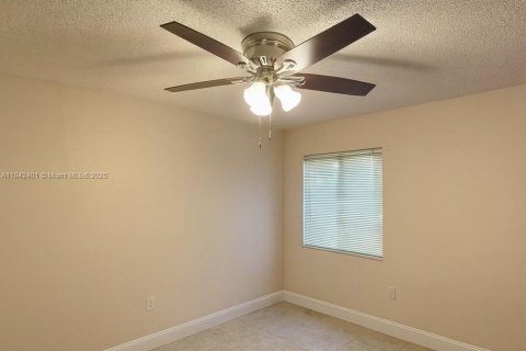 House in Sunrise, Florida 3 bedrooms, 158.58 sq.m. № 1850626 - photo 12