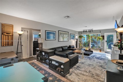 Casa en venta en North Miami Beach, Florida, 3 dormitorios, 129.88 m2 № 1992189 - foto 3