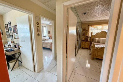 House in Miami, Florida 3 bedrooms, 153.38 sq.m. № 1823375 - photo 15