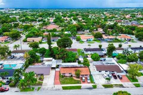 House in Miami, Florida 3 bedrooms, 153.38 sq.m. № 1823375 - photo 3