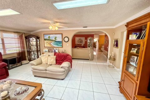 House in Miami, Florida 3 bedrooms, 153.38 sq.m. № 1823375 - photo 8