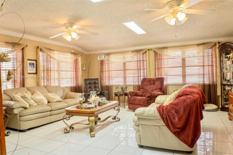 House in Miami, Florida 3 bedrooms, 153.38 sq.m. № 1823375 - photo 6