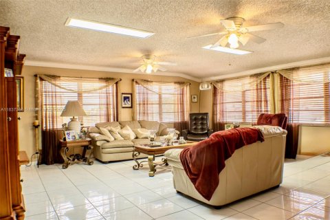 House in Miami, Florida 3 bedrooms, 153.38 sq.m. № 1823375 - photo 5