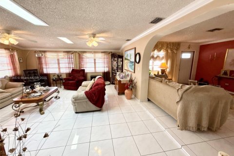 House in Miami, Florida 3 bedrooms, 153.38 sq.m. № 1823375 - photo 7