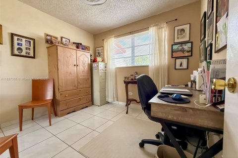 House in Miami, Florida 3 bedrooms, 153.38 sq.m. № 1823375 - photo 26