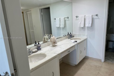 Снять в аренду кондоминиум в Ки-Бискейн, Флорида 2 спальни, 117.06м2, № 2082471 - фото 8