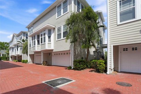 Touwnhouse à vendre à Tampa, Floride: 3 chambres, 179.3 m2 № 2372863 - photo 4