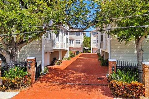 Touwnhouse à vendre à Tampa, Floride: 3 chambres, 179.3 m2 № 2372863 - photo 2