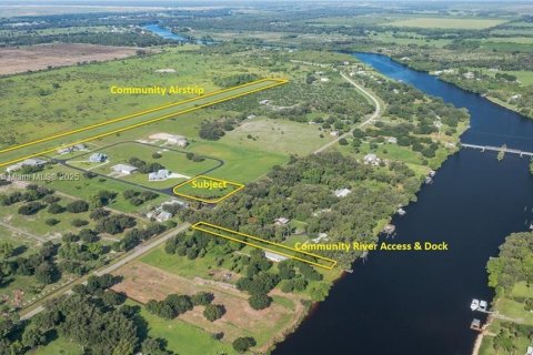 Terreno en venta en LaBelle, Florida № 1836750 - foto 1