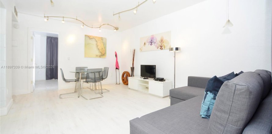 Condo in Miami Beach, Florida, 1 bedroom № 1948796