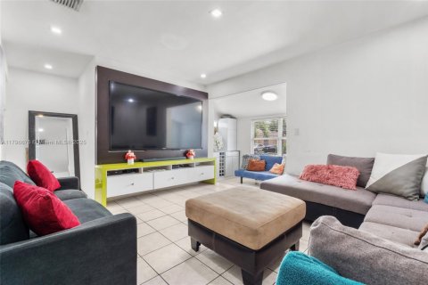 House in Hialeah, Florida 3 bedrooms, 138.52 sq.m. № 1697394 - photo 10