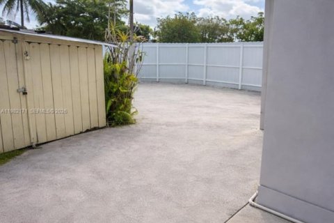 Apartment in Hialeah, Florida 2 bedrooms, 169.64 sq.m. № 2043246 - photo 4