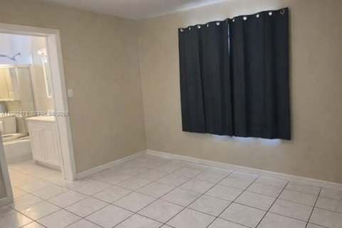 Apartment in Hialeah, Florida 2 bedrooms, 169.64 sq.m. № 2043246 - photo 6