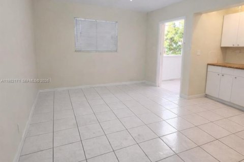 Apartment in Hialeah, Florida 2 bedrooms, 169.64 sq.m. № 2043246 - photo 5