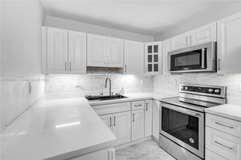 Condo in Hallandale Beach, Florida, 1 bedroom  № 1804342 - photo 9