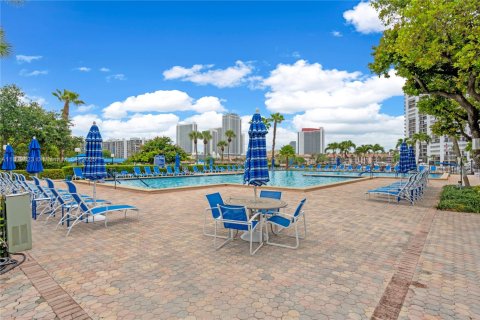 Condo in Hallandale Beach, Florida, 1 bedroom  № 1804342 - photo 19