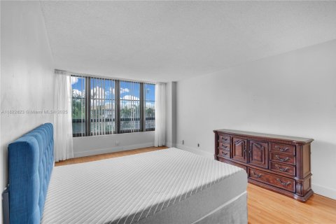 Condo in Hallandale Beach, Florida, 1 bedroom  № 1804342 - photo 2