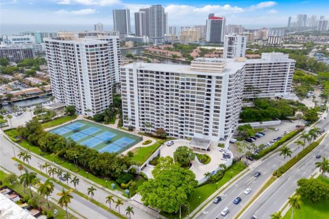 Condo in Hallandale Beach, Florida, 1 bedroom  № 1804342 - photo 1