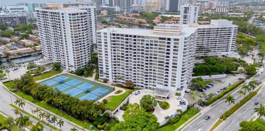 Condo in Hallandale Beach, Florida, 1 bedroom № 1804342