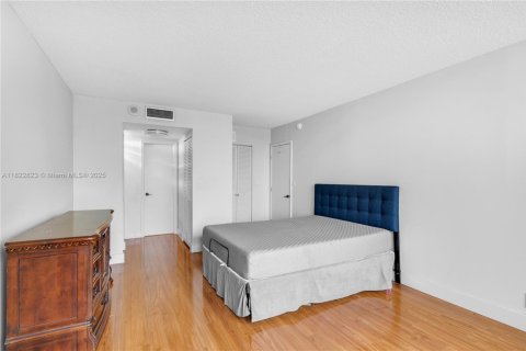 Condo in Hallandale Beach, Florida, 1 bedroom  № 1804342 - photo 4