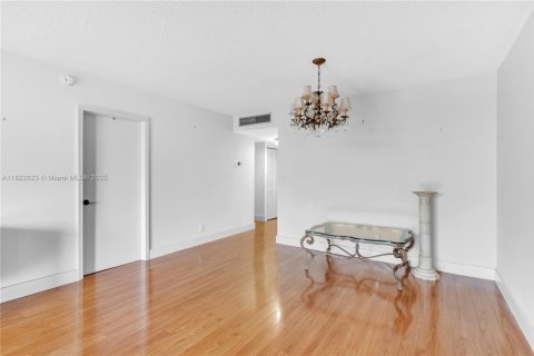 Condo in Hallandale Beach, Florida, 1 bedroom  № 1804342 - photo 16