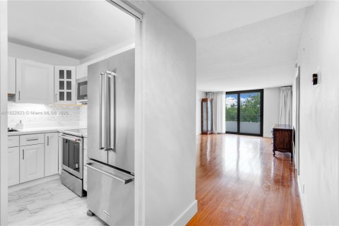 Condo in Hallandale Beach, Florida, 1 bedroom  № 1804342 - photo 11