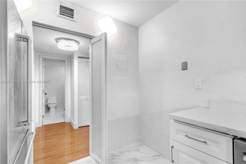 Condo in Hallandale Beach, Florida, 1 bedroom  № 1804342 - photo 8