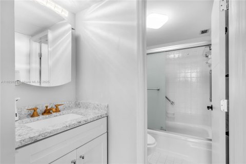 Condo in Hallandale Beach, Florida, 1 bedroom  № 1804342 - photo 5