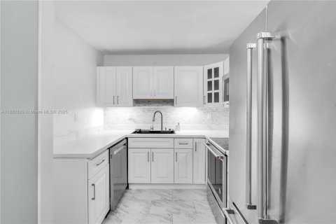 Condo in Hallandale Beach, Florida, 1 bedroom  № 1804342 - photo 7