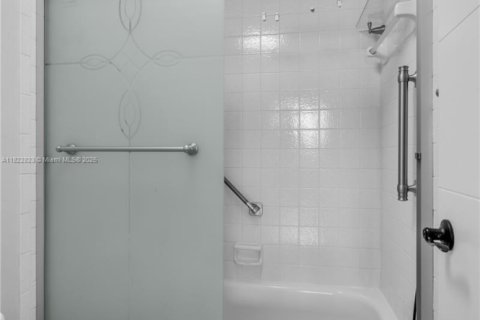 Condo in Hallandale Beach, Florida, 1 bedroom  № 1804342 - photo 6