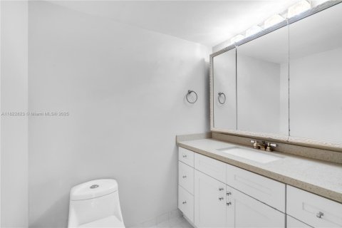 Condo in Hallandale Beach, Florida, 1 bedroom  № 1804342 - photo 10