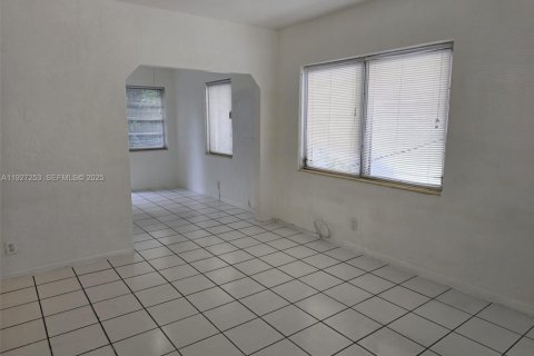 Купить коммерческую недвижимость в Майами, Флорида 313.27м2, № 1987978 - фото 25