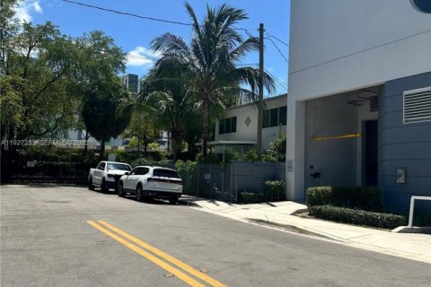 Купить коммерческую недвижимость в Майами, Флорида 313.27м2, № 1987978 - фото 6