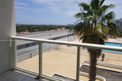 Condominio en venta en North Miami, Florida, 1 dormitorio, 68.75 m2 № 1857015 - foto 8