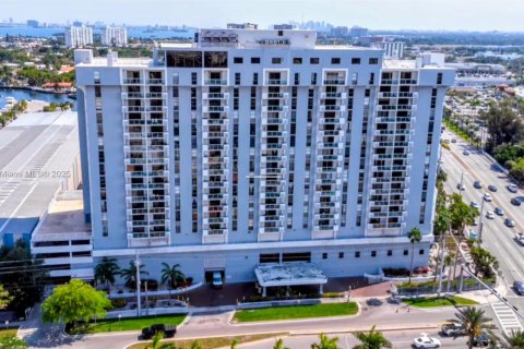 Condominio en venta en North Miami, Florida, 1 dormitorio, 68.75 m2 № 1857015 - foto 12